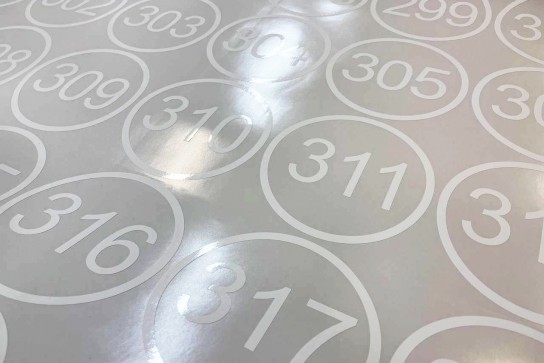 Наклейки на спецтехнику. Резка по контуру